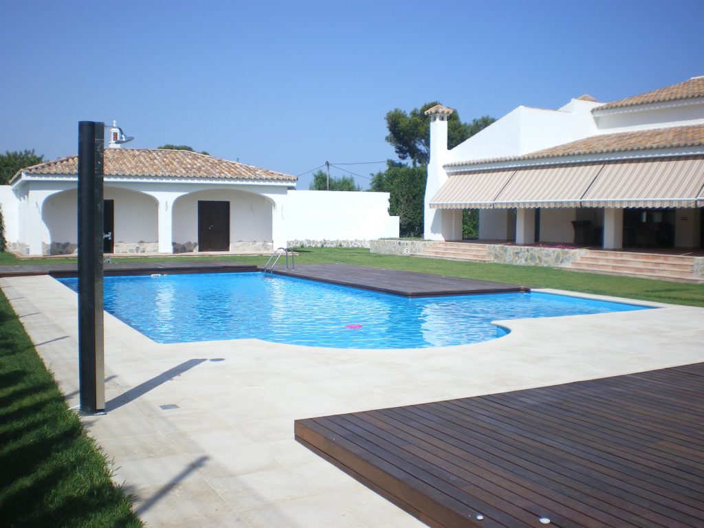 Duchas solares para piscinas de Desjoyaux