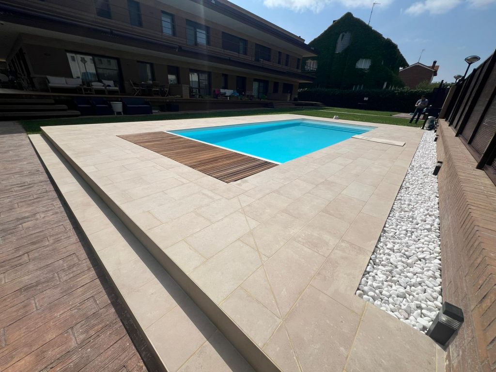 Construcción de piscina en Montecanal