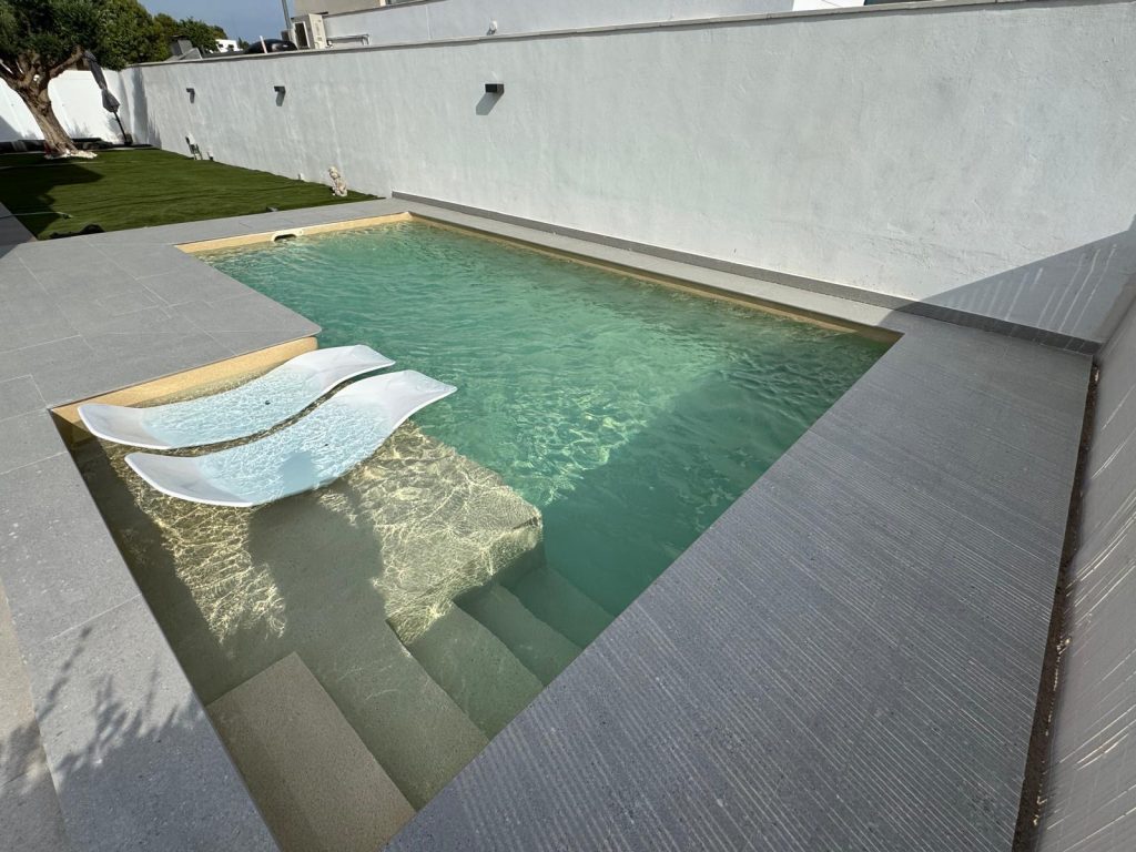 Construcción de una piscina en forma de L en Utebo