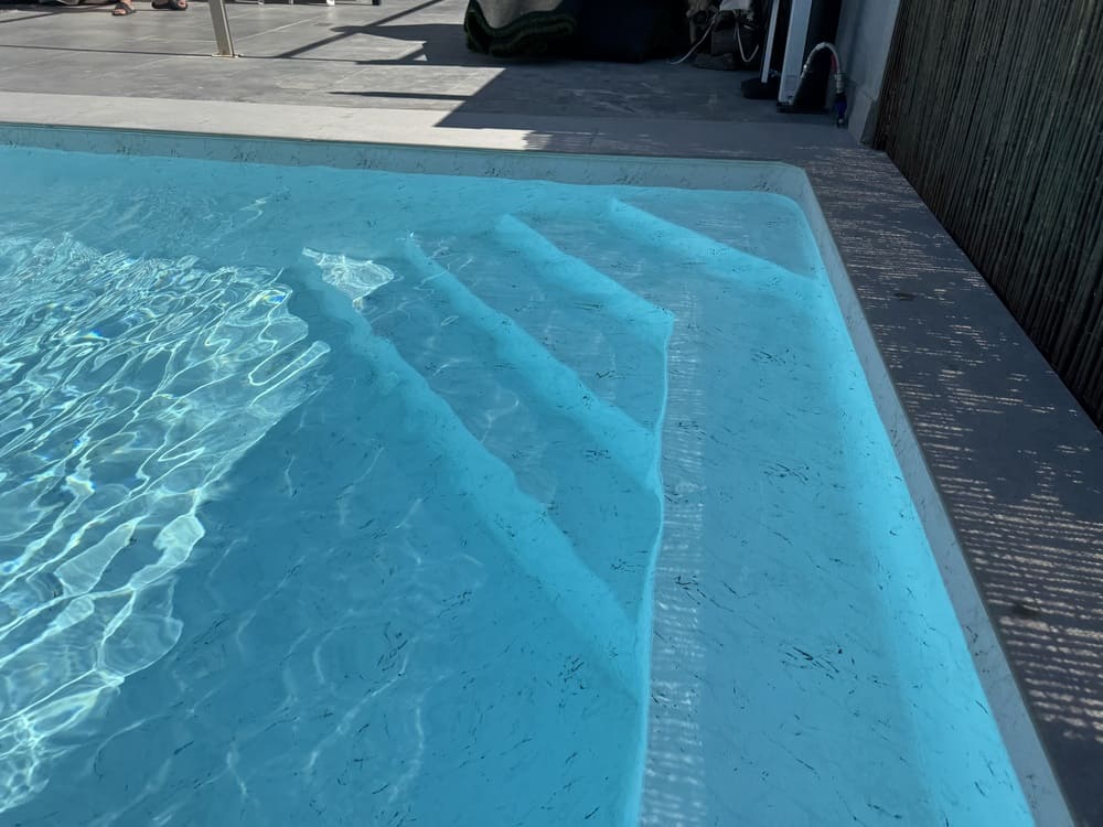 Escaleras y bancada piscina sobreelevada desjoyaux