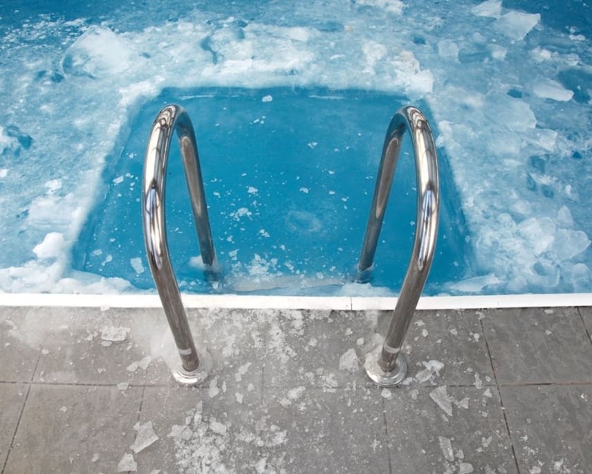 que hacer si aparece hielo en piscina