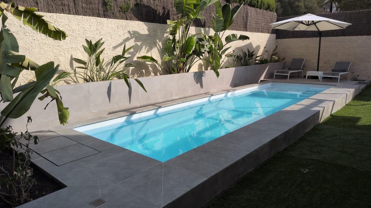 Piscina de obra Desjoyaux con bancada y escaleras integradas - Poseidón ...