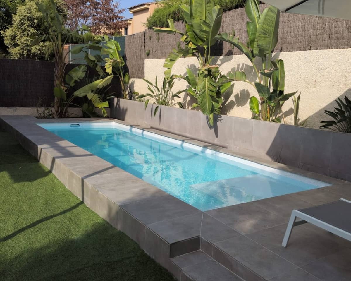 Piscina de obra Desjoyaux con bancada y escaleras integradas