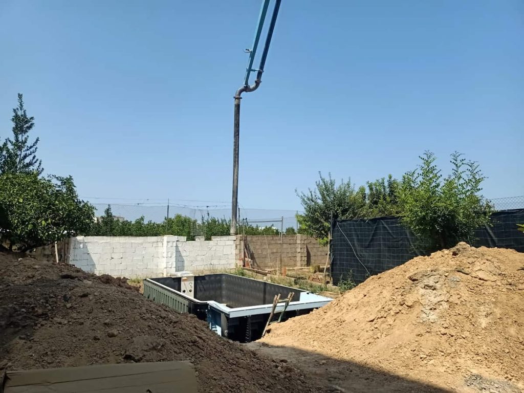 proceso construcción piscina de obra Desjoyaux con bancada y escaleras integradas