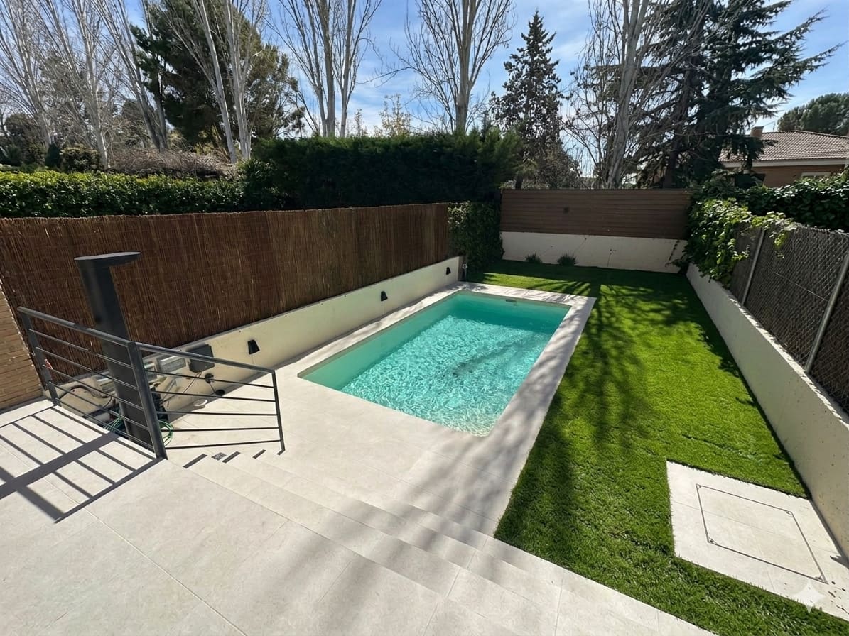 Construcción de piscina con liner color arena en Montecanal (Zaragoza)