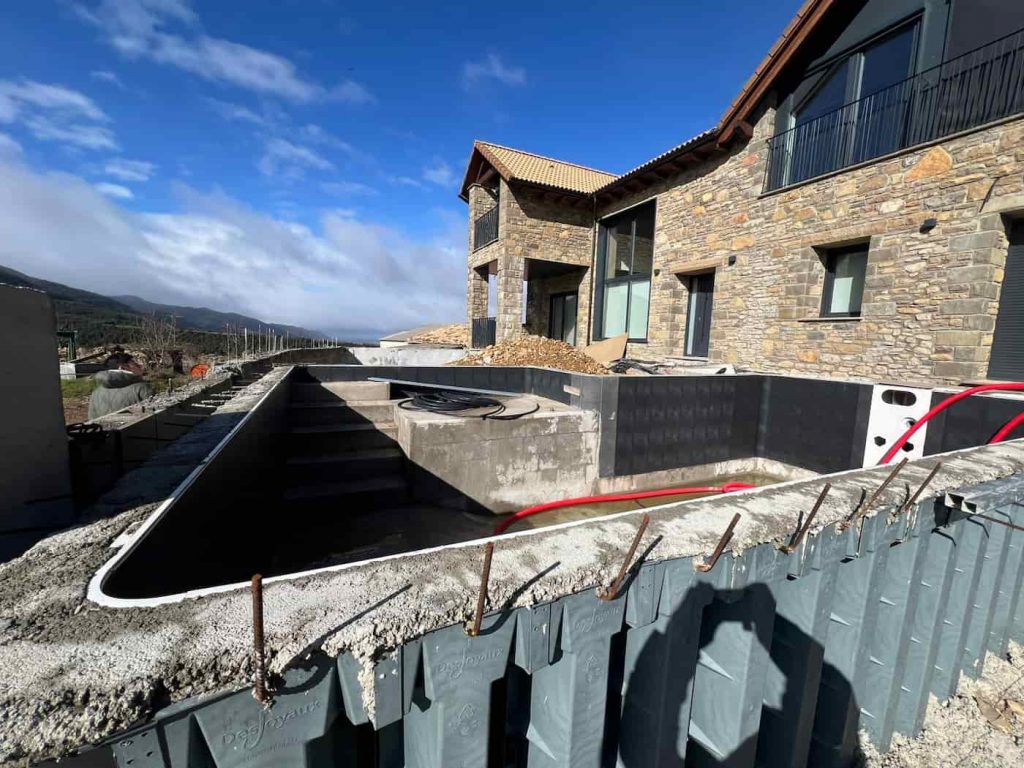 Construcción de una piscina elevada en Barós Huesca