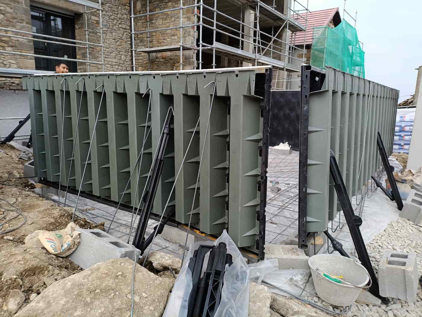 Construcción de una piscina elevada en forma de L en Baros (Huesca)