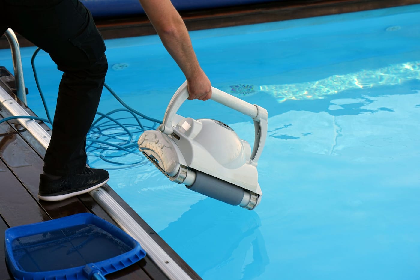 cada cuanto limpiar piscina